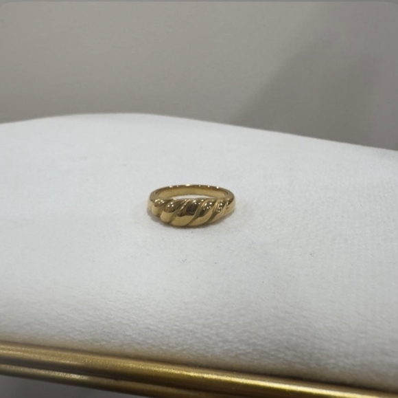 Jewelry - Gold Ring